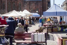 Giełda staroci pod katedrą Marii Magdaleny