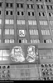 Pochód pierwszomajowy. Zbiory z archiwum fotograficznego Stefana Rassalskiego