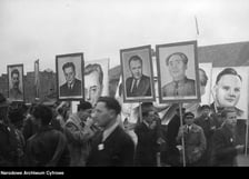 Pochód pierwszomajowy. Zbiory z archiwum fotograficznego Stefana Rassalskiego