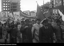 Pochód pierwszomajowy. Zbiory z archiwum fotograficznego Stefana Rassalskiego