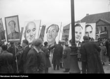 Pochód pierwszomajowy. Zbiory z archiwum fotograficznego Stefana Rassalskiego