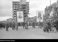 Pochód pierwszomajowy. Zbiory z archiwum fotograficznego Stefana Rassalskiego