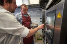 <p>Podczas gotowania uczestnicy dopytywali się dr inż. Macieja Bienkiewicza o dodatkowe wskaz&oacute;wki&nbsp;</p>