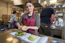 <p>Ania gotuje wieprzowinę z mango</p>