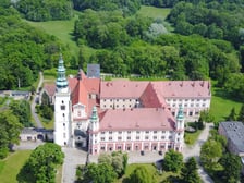 <p class="MsoNormal">&bdquo;Przemierzając szlak cystersi na Dolnym Śląsku, nie spos&oacute;b ominąć <strong>opactwa Cysters&oacute;w w Henrykowie</strong>, w kt&oacute;rym powstała &bdquo;Księga henrykowska&rdquo; dokumentująca założenie (&hellip;) opactwa. Znajduje się w niej najstarsze zapisane w języku polskim zdanie: Daj, ać ja pobruszę, a ty poczywaj. Jej kopię można zobaczyć w Sali Dębowej.</p>
<p class="MsoNormal">Na terenie cysterskiego kompleksu znajdują się barkowy kości&oacute;ł [ze wspaniałymi stallami] i nekropolia Piast&oacute;w ziębickich. W świątyni przechowywana jest perełka: obraz namalowany przez Michała Willmanna &ndash; najsłynniejszego śląskiego artystę &oacute;wczesnych czas&oacute;w. Klasztor otacza malowniczy, zachowany w pierwotnej formie barokowy park.&rdquo;</p>
<p class="MsoNormal">Zacytowano fragmenty opisu z "Atlasu Turystycznego. Dolny Śląsk&rdquo; &ndash; Wydawnictwo SBM &ndash; Warszawa 2021 &ndash; tekst: Monika Bronowicka.</p>
<p class="MsoNormal"><strong>60 kilometr&oacute;w z Wrocławia.</strong></p>