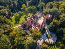 <p class="MsoNormal">&bdquo;W niewielkim, nieco sennym średniowiecznym Żmigrodzie turyści chętnie zwiedzają Rynek, ale najbardziej znanym zabytkiem są <strong>ruiny pałacu Hatzfeld&oacute;w</strong> z połowy XVII w. ze skrzydłem dobudowanym przez C. G. Langhansa, tw&oacute;rcy Bramy Branderburskiej w Berlinie.&rdquo;</p>
<p class="MsoNormal">Zacytowano fragmenty opisu z "Atlasu Turystycznego. Dolny Śląsk&rdquo; &ndash; Wydawnictwo SBM &ndash; Warszawa 2021 &ndash; tekst: Monika Bronowicka.</p>
<p class="MsoNormal">Pałac tworzy urodziwy zesp&oacute;ł razem z otaczającym go <strong>parkiem</strong>. Po przypałacowych stawach pływają kajaki i rowery.<span style="mso-spacerun: yes;">&nbsp; </span></p>
<p><strong>Około 50 kilometr&oacute;w z Wrocławia.</strong></p>