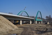 <ul>
<li>83,5 mln zł &ndash; budowa TAT łączącej osiedle Nowy Dw&oacute;r z centrum Wrocławia (kwota zaplanowana na 2023 r.)</li>
<li>76,6 mln zł &ndash; Budowa Alei Wielkiej Wyspy (kwota zaplanowana na 2023 r.)</li>
<li>107,4 mln zł &ndash; budowa Osi Zachodniej (kwota zaplanowana na 2023 r.)</li>
<li>28 mln zł &ndash; nowe mosty Chrobrego z tramwajem na Swojczyce</li>
<li>1,69 mln zł &ndash; budowa 100 metr&oacute;w trasy tramwajowej (podw&oacute;jnej) z trakcją</li>
<li>1100 zł &ndash; montaż znaku drogowego</li>
<li>62,4 mln zł &ndash; budowa tramwaju przez Popowice</li>
<li>1,45 mln zł &ndash; budowa 1 km ścieżki rowerowej</li>
<li>1,979 mln zł &ndash; budowa drogi rowerowej na ul. Sądowej</li>
<li>580 tys. zł &ndash; budowa 1 km chodnika o szerokości 3 m</li>
<li>3,17 mln zł &ndash; budowa 1 km drogi osiedlowej</li>
<li>od 10 tys. zł do 16 tys. zł &ndash; budowa przejścia dla pieszych</li>
<li>20 tys. zł &ndash; montaż jednej latarni</li>
<li>350 zł &ndash; namalowanie przejścia dla pieszych</li>
</ul>