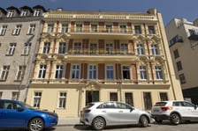 <ul>
<li>8,9 zł &ndash; stawka bazowa czynszu we Wrocławiu za mkw.</li>
<li>65,1 zł &ndash; minimalna miesięczna kwota czynszu w lokalu komunalnym (powierzchnia 10 mkw. plus 30 proc. zniżki)</li>
<li>299,47 zł &ndash; średnia wartość miesięcznego dodatku mieszkaniowego w 2022 r.</li>
<li>2,22 zł &ndash; stawka za najem socjalny we Wrocławiu za mkw.</li>
<li>41,24 zł na osobę &ndash; koszt odbioru, transportu i zagospodarowania odpad&oacute;w komunalnych (szacowany koszt na 2023 r.)</li>
</ul>