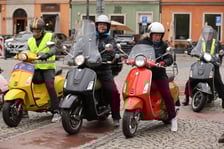 Zlot skuterów Vespa na placu Solnym we Wrocławiu