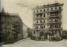 <p>Jedna z najlepiej zachowanych kamienic na Wyspie Słodowej została wyremontowana. Jest widoczna na zdjęciu po prawej stronie. Dzisiaj funkcjonuje pod nazwą Concordia.&nbsp;</p>