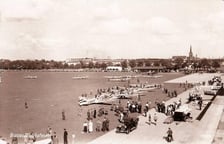 <p>Lotnisko na Gądowie powstało na dawnym placu ćwiczeń garnizonu Breslau w 1910 r. Początkowo dzielili je między siebie wojskowi i sportowcy. Ruch pasażerski ruszył na lotnisku w 1921 r. Cztery lata p&oacute;źniej działały już codzienne rejsy, r&oacute;wnież międzynarodowe. Do dziś zachował się budynek lotniska i wieża kontroli lot&oacute;w, a na cały pojawiają się akcenty, jak na przykład plac zabaw przypominające o historii tego miejsca. W miejscu lotniska stoją dziś bloki mieszkalne.&nbsp;</p>