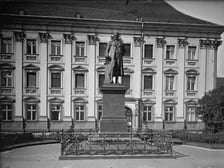 <p>Pomnik Karla Gottlieba Svareza</p>
<p>Karl Gottlieb Svarez (1746-1798) - <strong>pochodzący z Dolnego Śląska prawnik i minister sprawiedliwości w pruskim rządzie.</strong> Kształtował przepisy prawa tak, by ograniczać wpływ monarchy na sądownictwo.&nbsp;</p>
<p>Jego pomnik przy placu Nankiera nie przetrwał II wojny światowej.</p>