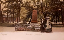 <p>Pomnik Karla von Holteia</p>
<p>Karl Eduard von Holtei (1798-1880) - <strong>wrocławski poeta, pisarz, aktor i reżyser teatralny</strong>. Przyjaciel i tłumacz utwor&oacute;w Adama Mickiewicza.</p>
<p>W jego tw&oacute;rczości pojawiały się wątki inspirowane sprawami polskimi. Był autorem sztuk takich jak "<strong>Stary W&oacute;dz</strong>" (o Tadeuszu Kościuszce),&nbsp; "<strong>Stanisław</strong>" (o Stanisławie Auguście Poniatowskim) czy "<strong>Ostatni Polak</strong>". W powojennym Wrocławiu żadna z nich nie została przełożona na język polski ani wystawiona w teatrze.&nbsp;</p>
<p>Popiersie Holteia stało na Wzg&oacute;rzu Polskim, gdzie uwielbiał przesiadywać na ławce. Nie przetrwało II wojny światowej.</p>