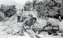 <p class="MsoNormal">W maju 1949 roku zapadła decyzja o budowie połączenia centrum miasta z Leśnicą, a w grudniu pojechał pierwszy tramwaj. W tym czasie inżynierowie zdążyli zbudować wiadukt.</p>
<p class="MsoNormal">Dlaczego &oacute;wczesnej władzy tak bardzo zależało na tym połączeniu? Leśnica była relatywnie mało zniszczona podczas wojny, więc ocalałe mieszkania zasiedlili ludzie, kt&oacute;rzy mogliby pracować w Pafawagu czy innych dużych fabrykach. Ale na pieszo codziennie nie będą do nich chodzić. Skomunikowanie Leśnicy z centrum miało więc duże znaczenie gospodarcze.</p>
<p class="MsoNormal">Nie spos&oacute;b oszacować, ile warta była ta inwestycja nawet jak na &oacute;wczesne pieniądze. Cały Wrocław budował ją w czynie społecznym. Nawet fryzjerzy i kelnerzy. Abstrahując, jakie to były czasy, było to duże przedsięwzięcie wykonane wielkim wysiłkiem. I bardzo potrzebne.</p>