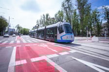 <p class="MsoNormal">Ten nowy odcinek tor&oacute;w może nie jest spektakularny, jeśli chodzi o długość, ale bardzo ważny. Zmienił układ komunikacyjny. Tory na ul. Pułaskiego zyskały połączenie z torami w ul. Hubskiej.</p>
<p class="MsoNormal">Wcześniej tramwaje jadące z Tarnogaju czy Gaju musiały z Hubskiej skręcać w Glinianą. Wybudowanie tor&oacute;w od wysokości ul. Glinianej do Dyrekcyjnej, kt&oacute;re skręcają pod wiadukt kolejowy i dochodzą do Pułaskiego i Małachowskiego stworzyło nowe możliwości.</p>
<p class="MsoNormal">W 2019 roku ruszył tramwaj z Tarnogaju na Biskupin. Nadano mu numer 16 (dawna linia 16 została zlikwidowana lata wcześniej i była luka w numeracji linii tramwajowych).</p>