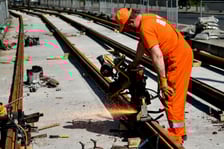 <p class="MsoNormal">Na dobre rozpoczęła się w 2020 roku. Ambicją prezydenta Jacka Sutryka była radykalna poprawa stanu istniejącej infrastruktury tramwajowej. MPK, kt&oacute;re przejęło w zarząd tory, dostało zielone światło do działania. Średnio 60 mln zł rocznie na remonty. Trudno wymienić wszystkie&nbsp;inwestycje, ale z tych największych: pl. Jana Pawła II, pl. Dominikański (ściślej skrzyżowanie ul. Oławskiej z Kołłątaja i bł. Czesława), tory na Biskupin, w al. Hallera, w ciągu ul. Żmigrodzkiej. Do tego remonty pętli, stacji transformatorowych. Wielkie przedsięwzięcie, kt&oacute;re wciąż trwa. Wymiany rozjazd&oacute;w i zwrotnic na licznych skrzyżowaniach. Takiego odmłodzenia wrocławska infrastruktura nie miała.</p>