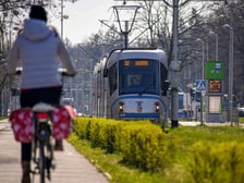 <p class="MsoNormal">Przed EURO 2012 zapanował inwestycyjny szał. Długo można wymieniać, co wtedy powstało, ale nas interesuje pierwsza od dekad duża inwestycja tramwajowa. Nowe tory połączyły stadion i osiedle Kozan&oacute;w z torowiskiem w ciągu ulic Legnickiej i Lotniczej.</p>
<p class="MsoNormal">Ta inwestycja oraz prowadzony przez magistrat program Tramwaj Plus odmieniły oblicze wrocławskiej komunikacji szynowej. Pojawiły się tramwaje dwukierunkowe &ndash; Skody 19T. Przy stadionie nie ma bowiem pętli &ndash; jest krańc&oacute;wka.</p>