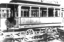 <p class="MsoNormal">22 lipca 1945 roku tramwaj zaczął kursować między zajezdnią Ołbin a pętlą Zoo. Może długość pierwszego odcinka nie była spektakularna, ale pamiętajmy, że Wrocław to była jedna wielka kupa gruzu. To zdjęcie ilustruje, w jakim stanie był tabor. Trzeba było odgruzować torowiska i naprawić trakcję. Bez koparek, dźwig&oacute;w i wywrotek, jakie znamy z dzisiejszych plac&oacute;w bud&oacute;w.</p>
<p class="MsoNormal">Do Wrocławia przyjechali tramwajarze gł&oacute;wnie z Krakowa. Niemieccy pracownicy zostali ich podwładnymi. Tę inwestycję wybraliśmy do topu, ponieważ była początkiem. Linia była sukcesywnie wydłużana, przybywało kolejnych. Poza tym, komunikacja tramwajowa nie miała praktycznie alternatywy. Autobusy w&oacute;wczas oczywiście istniały, ale nie był to wtedy jeszcze wydolny środek transportu. Rower był luksusem. Napływający mieszkańcy, jak i Ci, kt&oacute;rzy jeszcze tu byli, mogli chodzić pieszo, albo jeździć tramwajami.</p>