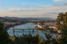 <p class="MsoNormal">Młody, energiczny i kolorowy Peszt łączy się ze starą, wzg&oacute;rzystą Budą mostami rozwieszonymi nad Dunajem. Wzdłuż brzegu kursuje tramwaj, kt&oacute;ry niemal okrąża najwyższej urody budynek parlamentu. Na Wyspie Małgorzaty lenistwo rozkłada się na trawnikach, a wieczorem wskakuje do basen&oacute;w z wodami termalnymi. Wody te dawno temu brały udział w formowaniu podziemnych korytarzy i jaskiń, do kt&oacute;rych można zajrzeć w towarzystwie grotołaz&oacute;w. Po wyjściu Peszt popija drinki w obdrapanych kamienicach, w kt&oacute;rych ktoś zmyślnie urządził bary i kluby.</p>
<p class="MsoNormal">Do Budapesztu z Wrocławia Gł&oacute;wnego jeździ nocny pociąg Metropol (MAV). Odjazd o godzinie 23.07, przyjazd 8.29.</p>