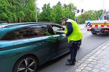 Strażnicy miejscy przez kilka dni rozdają kierowcom ulotki informujące o objazdach.