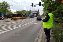 Strażnicy miejscy przez kilka dni rozdają kierowcom ulotki informujące o objazdach.