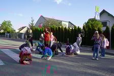 <p class="MsoNormal"><span style="mso-bidi-font-family: Calibri; mso-bidi-theme-font: minor-latin; color: black; background: white;">Akcji Street for Kids&nbsp;</span><span style="font-variant-ligatures: normal; font-variant-caps: normal; orphans: 2; text-align: start; widows: 2; -webkit-text-stroke-width: 0px; text-decoration-thickness: initial; text-decoration-style: initial; text-decoration-color: initial; float: none; word-spacing: 0px;">przed Szkołą Podstawową 34 przy ul. Gałczyńskiego. Dzieci malowały jezdnię, jeździły na rowerach, skakały na skakance i przez hula-hoop&nbsp;</span></p>