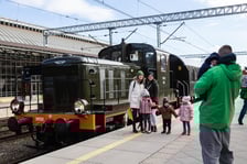 Zwiedzanie ekspozycji zabytkowych lokomotyw i wagonów / zdjęcie archiwalne