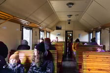 Zwiedzanie ekspozycji zabytkowych lokomotyw i wagonów / zdjęcie archiwalne