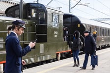 Zwiedzanie ekspozycji zabytkowych lokomotyw i wagonów / zdjęcie archiwalne