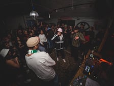 <p>Czuła Jest Noc, ul. Kolejowa 8</p>
<p class="MsoNormal"><span style="mso-bidi-font-family: Calibri; mso-bidi-theme-font: minor-latin;">W ramach klubu festiwalowego Millenium Docs Against Gravity organizowane są r&oacute;żne wydarzenia: w środę 17 maja karaoke, a 20 i 21 maja koncert <span style="color: black; mso-color-alt: windowtext; background: white;">Pincoya &amp; R&aacute;bano Picante</span>.</span></p>
