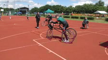 <p>Pokaz frame runningu, dyscypliny sportowej dla os&oacute;b z niepełnosprawnościami. Mężczyzna biegnie, opierając się na tr&oacute;jkołowym rowerze</p>