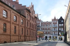 <p class="MsoNormal">Co wsp&oacute;lnego mają Wrocław i Katowice? <strong>Spiż</strong>. U nas jest to chętnie odwiedzana, także przez turyst&oacute;w, wiekowa piwiarnia z restauracją. Katowicki Spiż to natomiast klub imprezowy, znajdujący się przy ulicy Opolskiej 22, kt&oacute;ry niedawno skończył 18. lat (uwaga, to nie jest rekomendacja, a jedynie informacja).<span style="mso-spacerun: yes;">&nbsp; </span></p>
<p class="MsoNormal">Gdyby ktoś poszukiwał innej muzyki niż spiżowej, znajdzie ją na festiwalu <strong>Tauron Nowa Muzyka</strong>, kt&oacute;ry w Katowicach zagra w dniach 8-11 czerwca.</p>
<p class="MsoNormal">Do stolicy Śląska jeździ się nie tylko z powod&oacute;w imprezowych. To kosmiczne miasto&hellip; stoi tam przecież <strong>Spodek</strong>.</p>
<p class="MsoNormal"><strong>Pociągi Intercity</strong> jeżdżą do Katowic z Wrocławia Gł&oacute;wnego <strong>dwie godziny i kilka minut</strong>.</p>