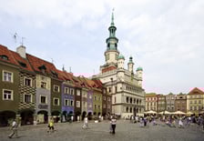 <p>&nbsp;</p>
<p class="MsoNormal">Miasto spotkań ma krasnale, miasto doznań ma koziołki. Gdy nie zderzają się głowami na star&oacute;wce, jadą na Maltę, czyli nad <strong>Jezioro Maltańskie</strong>.</p>
<p class="MsoNormal">Spacer <strong>wok&oacute;ł tego sztucznego akwenu</strong> zajmuje około godzinę. Można wypożyczyć rower, kajak albo p&oacute;jść do parku wodnego o nazwie Termy Maltańskie. Zimą nad zbiornikiem jeżdżą nawet na nartach. To tylko część atrakcji poznańskiej Malty.</p>
<p class="MsoNormal">Najszybsze <strong>pociągi Intercity</strong> dojeżdżają do Poznania z Wrocławia Gł&oacute;wnego <strong>w niecałe p&oacute;łtorej godziny</strong>. Na trasie kursują także składy kolei regionalnych.</p>
<p>&nbsp;</p>