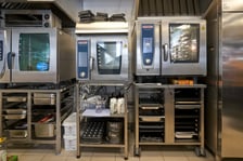 <p>Pracownia technologii gastronomii wyposażona jest w trzy piece&nbsp;konwekcyjno-parowe&nbsp;</p>