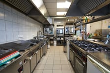 <p class="MsoNormal">Pracownia technologii gastronomii na Uniwersytecie Przyrodniczym. Po prawej grille, na wprost piece&nbsp;konwekcyjno-parowe, a po prawej dwa stanowiska do pracy</p>