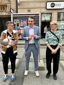 <p class="MsoNormal">Na zdjęciu obecni na otwarciu wystawy: (od lewej) Anna Smarzyński, wsp&oacute;łorganizator Marszu R&oacute;wności; Bartłomiej Ciążyński, wiceprezydent Wrocławia; Alina Szeptycka, pełnomocniczka prezydenta Wrocławia ds. r&oacute;wnego traktowania</p>
<p class="MsoNormal">&nbsp;</p>