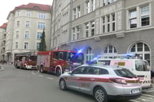 <p>Straż pożarna i pogotowie energetyczne przed Centrum Obsługi Mieszkańca przy ul. Zapolskiej&nbsp;</p>