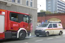<p>Straż pożarna i pogotowie energetyczne przed Centrum Obsługi Mieszkańca przy ul. Zapolskiej&nbsp;</p>