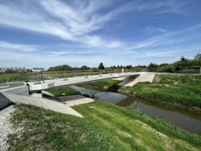 Budowa kładki nad Ślęzą - maj 2023
