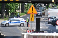 Kolumna specjalistycznych pojazdów saperskich.