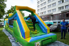 <p>Juwenalia 2023: Spartakiada na Wittigowie. Bieg przez dmuchany zamek</p>