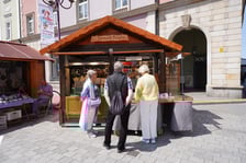 <p>Jarmark Świętojański w Rynku, stragany</p>