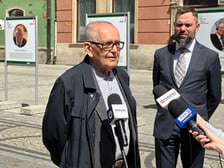 <p class="MsoNormal">Przy mikrofonach Adolf Juzwenko&nbsp;dyrektor Zakładu Narodowego im. Ossolińskich&nbsp;we&nbsp;Wrocławiu</p>