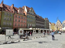 <p>Wystawa upamiętniająca laureat&oacute;w nagrody Jana Nowaka-Jeziorańskiego w Rynku</p>
