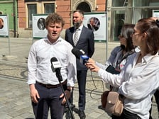 <p class="MsoNormal">Przy mikrofonach Laurynas Vaiciunas, prezes zarządu Kolegium Europy Wschodniej im. Jana Nowaka-Jeziorańskiego we Wrocławiu&nbsp;</p>