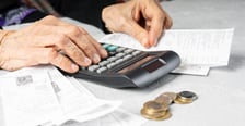 <p>Uważać muszą jednak ci seniorzy, kt&oacute;rym ZUS podwyższył wyliczoną emeryturę do kwoty świadczenia minimalnego (od marca 1588,44 zł brutto).</p>
