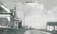 <p>Ulica Pawia przed wojną nazywała się Wiejska, czyli&nbsp;Dorfstra&szlig;e<span style="font-family: Candara, sans-serif; font-size: 11pt;">.</span></p>