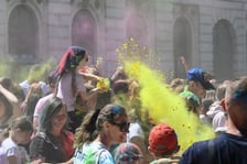 <p>Radosne i bardzo kolorowe święto Holi na Dworcu Świebodzkim.</p>