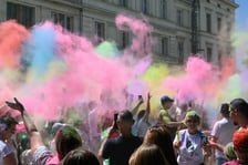 Radosne i bardzo kolorowe święto Holi na dworcu świebodzkim.