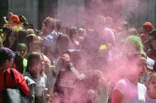 <p>Radosne i bardzo kolorowe święto Holi na Dworcu Świebodzkim.</p>